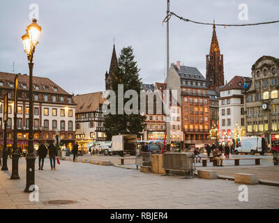 Strasburgo, Francia - 11 GEN 2018: Posto occupato generale Kleber piazza centrale a Strasburgo al crepuscolo con pedoni camminando e ammirando il più alto albero di Natale in Europa Foto Stock