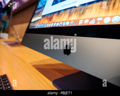 Strasburgo, Francia - 11 GEN 2018: dettaglio del logo Apple sul nuovo iMac Pro all-in-one personal computer in computer Apple Store. Apple precedenti iMac Pro è il Mac più potente Foto Stock