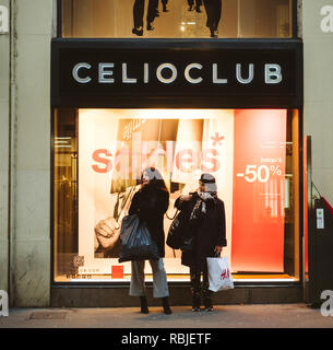 Strasburgo, Francia - 11 GEN 2018: due donne, madre e figlia in attesa nella parte anteriore della moda store window Celio durante la vendita Soldes stagione Foto Stock