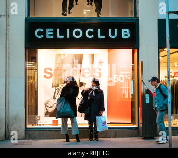 Strasburgo, Francia - 11 GEN 2018: moderni shopping - Due donne, madre e figlia in attesa nella parte anteriore della moda store window Celio durante la vendita Soldes stagione Foto Stock