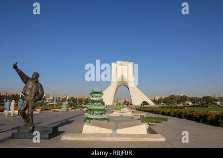 TEHRAN, IRAN - 17 settembre 2018: Torre Azadi conosciuta come la Torre di Shahyad è un monumento situato in piazza Azadi ed è un punto di riferimento architettonico della F.I. Foto Stock