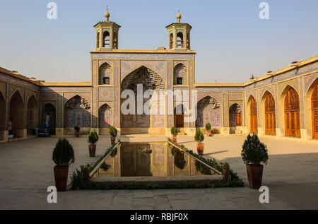 Nasir Moschea Al-Mulk noto anche come rosa moschea di Shiraz, Iran Foto Stock