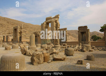 Le antiche rovine del complesso di Persepoli, famosa capitale cerimoniale di antica Persia, Iran. Foto Stock