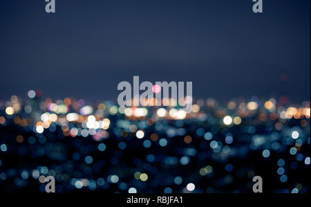 Sfocatura bokeh di fondo colorata notte città sullo sfondo del paesaggio. Foto Stock