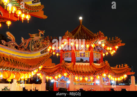 Anno Nuovo Cinese lanterne decorazione in Thean Hou, tempio buddista landmark a Kuala Lumpur in Malesia Foto Stock