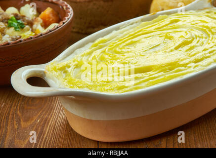 " Corned beef " Colcannon casseruola, cucina irlandese tradizionale piatti assortiti, vista dall'alto. Foto Stock