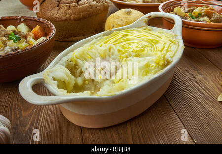 " Corned beef " Colcannon casseruola, cucina irlandese tradizionale piatti assortiti, vista dall'alto. Foto Stock