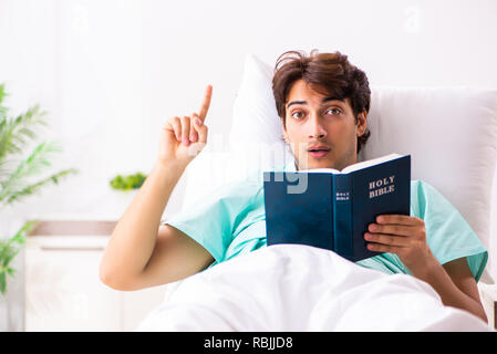 Giovane uomo bello stare in ospedale Foto Stock