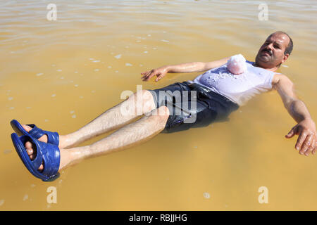 L'uomo nuotare nel sale Urmia Lake, West Azerbaijan provincia, Iran Foto Stock