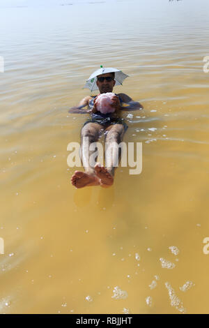 L'uomo nuotare nel sale Urmia Lake, West Azerbaijan provincia, Iran Foto Stock