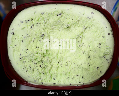 Bulla classici cremoso Gelato al cioccolato alla menta chip 2l vasca Foto Stock