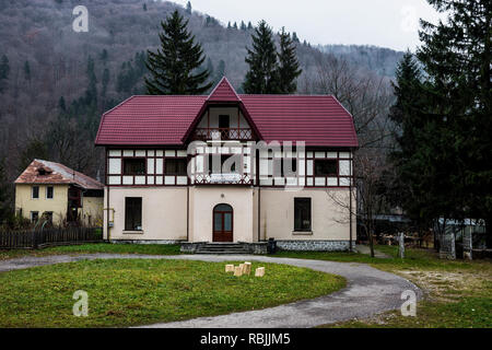 SINAIA, Romania - 7 novembre 2018. Vila studente la casa in Sinaia, Valle di Prahova, Romania. Foto Stock
