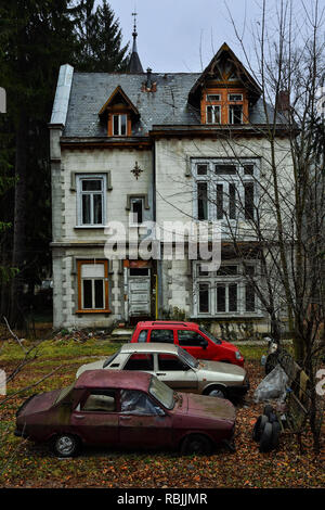 SINAIA, Romania - 7 novembre 2018. Sinaia progetto di documentario. Casa abbandonata e auto d'epoca nel centro di Sinaia, Valle di Prahova Foto Stock
