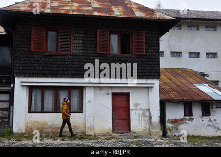 SINAIA, Romania - 7 novembre 2018. Sinaia progetto di documentario. Casa abbandonata nel centro di Sinaia, Valle di Prahova, Romania. Foto Stock