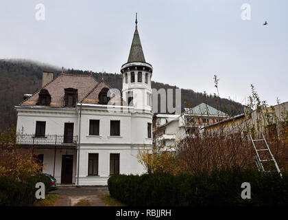 SINAIA, Romania - 7 novembre 2018. Vecchia casa bianca in Sinaia, Valle di Prahova, Romania. Foto Stock