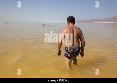 Un uomo che cammina in acque poco profonde di Salt Lake Urmia, West Azerbaijan provincia, Iran Foto Stock