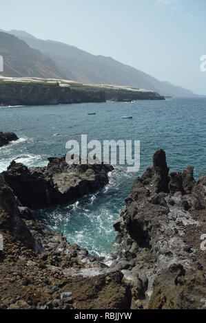 Le rocce vulcaniche sulle barriere coralline di Puerto Naos nella città di Los Llanos. Viaggi, natura, paesaggi.11 luglio 2015. Los Llanos Isla De La Palma Canary Isla Foto Stock