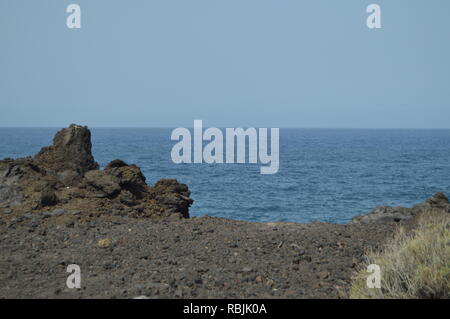 Le rocce vulcaniche sulle barriere coralline di Puerto Naos nella città di Los Llanos. Viaggi, natura, paesaggi.11 luglio 2015. Los Llanos Isla De La Palma Canary Isla Foto Stock