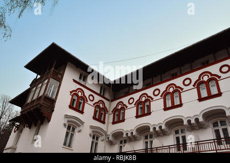 SINAIA, Romania - 7 novembre 2018. Hotel Caraiman, monumento storico e patrimonio nazionale, uno degli alberghi più antichi della città di Sinaia, Valle di Prahova Foto Stock