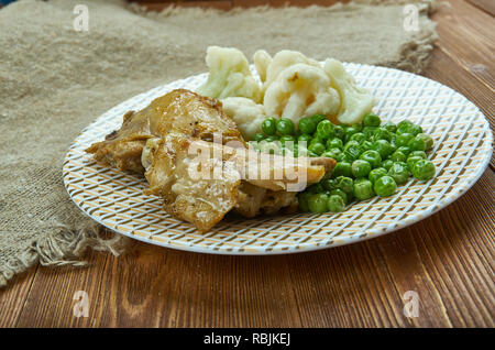 Agriturismo il pollo in casseruola slow cooker, pancetta, aglio e cipolla e saltare in padella. Foto Stock