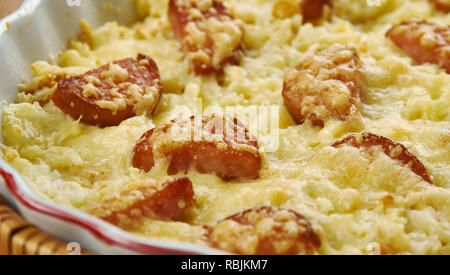 Hash Brown prima colazione casseruola con salsiccia, facile casseruola colazione è realizzato con hash congelati marroni, uova, salsiccia e formaggio Foto Stock