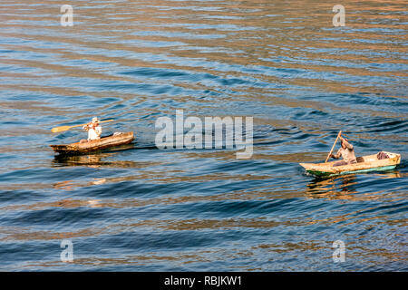 Panajachel, lago Atitlan, Guatemala - Dicembre 23, 2018: i pescatori pagaia in tradizionali barche in legno di prima mattina sul lago Atitlan Foto Stock