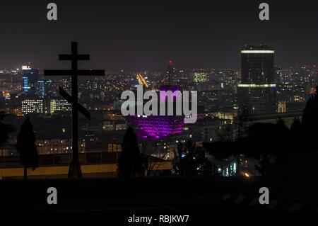 Radio Slovacca edificio a notte. Architetti Stefan Svetko, Stefan Durkovic e Barnaba Kissling Foto Stock