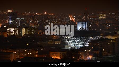 Radio Slovacca edificio a notte. Architetti Stefan Svetko, Stefan Durkovic e Barnaba Kissling Foto Stock