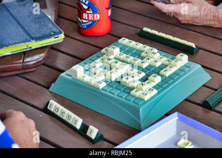 Upwords è un gioco da tavolo inventato da Elliot Rudell e originariamente pubblicato dalla Milton Bradley Company, ora una divisione di Hasbro Foto Stock