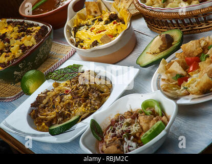 Cucina tex-mex e tradizionali piatti assortiti, vista dall'alto. Foto Stock