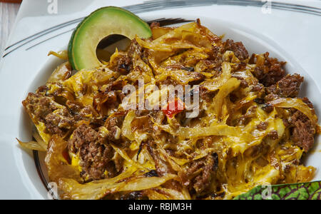 Tex Mex cavolo padella Carni bovine oppato con messicano piccante miscela di formaggio, cucina tex-mex e tradizionali piatti assortiti, vista dall'alto. Foto Stock