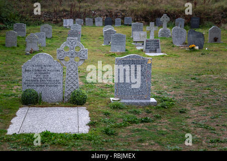 Cimitero della chiesa di St Wynwallow nella Chiesa Cove Cornovaglia Foto Stock