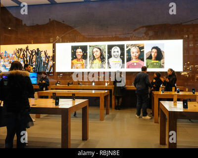 Strasburgo, Francia - Jan 10, 2018: vista dell'interno del negozio Apple Store con i clienti che acquistano nel 2018 computer, smartphone e computer portatili Foto Stock