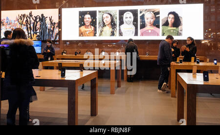 Strasburgo, Francia - Jan 10, 2018: Moderna vista interna dell'Apple Store con i clienti che acquistano nel 2018 computer, smartphone e computer portatili Foto Stock