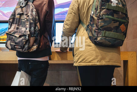 Strasburgo, Francia - Jan 10, 2018: due amici maschi ammirando il nuovo iMac Pro computer in Apple Store - Vista posteriore Foto Stock