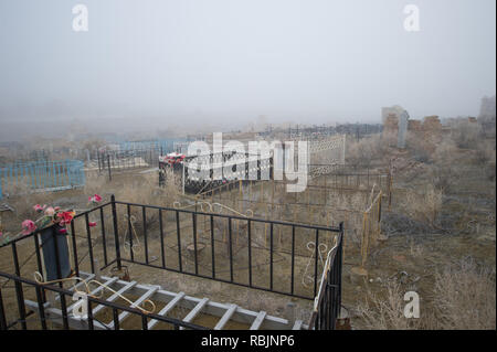 L'antica necropoli Mizdakhan nel Karakalpakstan, Uzbekistan durante foggy inverno meteo. Foto Stock