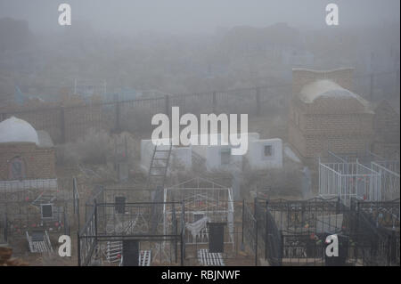 L'antica necropoli Mizdakhan nel Karakalpakstan, Uzbekistan durante foggy inverno meteo. Foto Stock