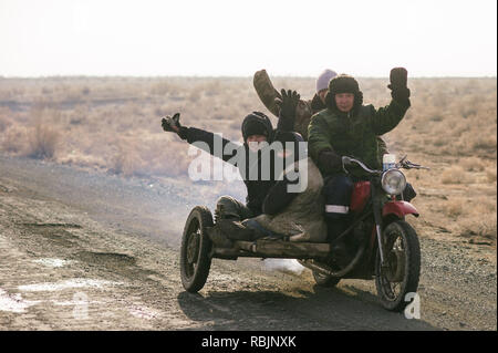 Un insediamento remoto sul Plateau Ustyurt in Uzbekistan, costruito per alloggiare gli operai per un russo oleodotto stazione di pompaggio. Foto Stock