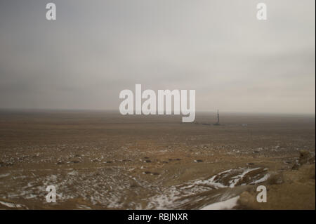 Un insediamento remoto sul Plateau Ustyurt in Uzbekistan, costruito per alloggiare gli operai per un russo oleodotto stazione di pompaggio. Foto Stock