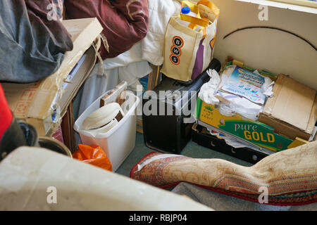 Ingombra di interno di compulsive hoarder's home Foto Stock