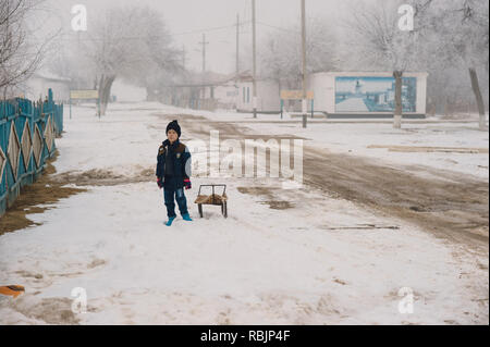 Un insediamento remoto sul Plateau Ustyurt in Uzbekistan, costruito per alloggiare gli operai per un russo oleodotto stazione di pompaggio. Foto Stock