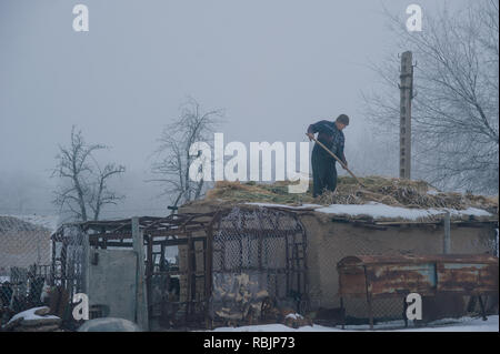 Un insediamento remoto sul Plateau Ustyurt in Uzbekistan, costruito per alloggiare gli operai per un russo oleodotto stazione di pompaggio. Foto Stock