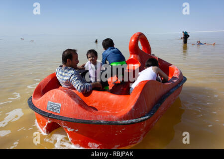 Un uomo è in sella a una barca a pedali con i suoi figli sul lago di Urmia, West Azerbaijan provincia, Iran Foto Stock