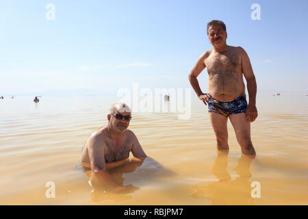 Due uomini anziani nel sale Urmia Lake, West Azerbaijan provincia, Iran Foto Stock