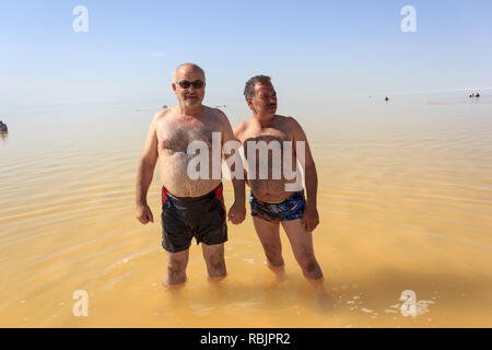 Due uomini anziani nel sale Urmia Lake, West Azerbaijan provincia, Iran Foto Stock