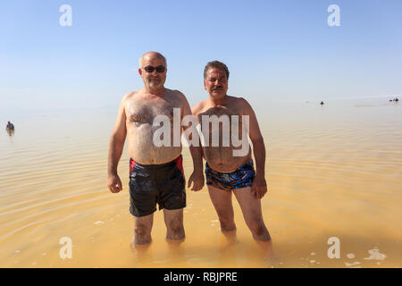 Due uomini anziani nel sale Urmia Lake, West Azerbaijan provincia, Iran Foto Stock