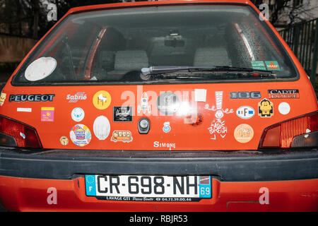 Strasburgo, Francia - Jan 1, 2019: vista posteriore di rosso vintage Peugeot auto con più adesivi da sapere cartoon di marche diverse Foto Stock