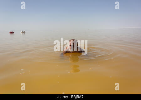 Un vecchio uomo è il nuoto in Urmia Salt Lake, West Azerbaijan provincia, Iran Foto Stock