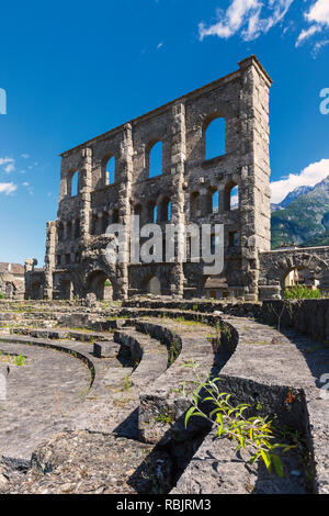 Aosta, Valle d'Aosta, Italia. Il teatro romano costruito in quest'ultima parte del regno di Augusto. In epoca romana la città era nota come Augusta Pra Foto Stock