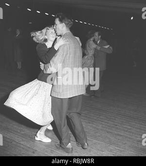 In ballo nel 1940s. Una giovane coppia in un evento di ballo è volteggiando intorno sulla pista da ballo. Foto Kristoffersson Ref AZ45-8. La Svezia 1940s Foto Stock